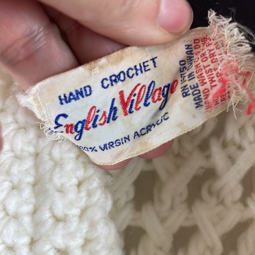 VINTAGE HAND CROCHET SHAWL - Picture 2 of 5